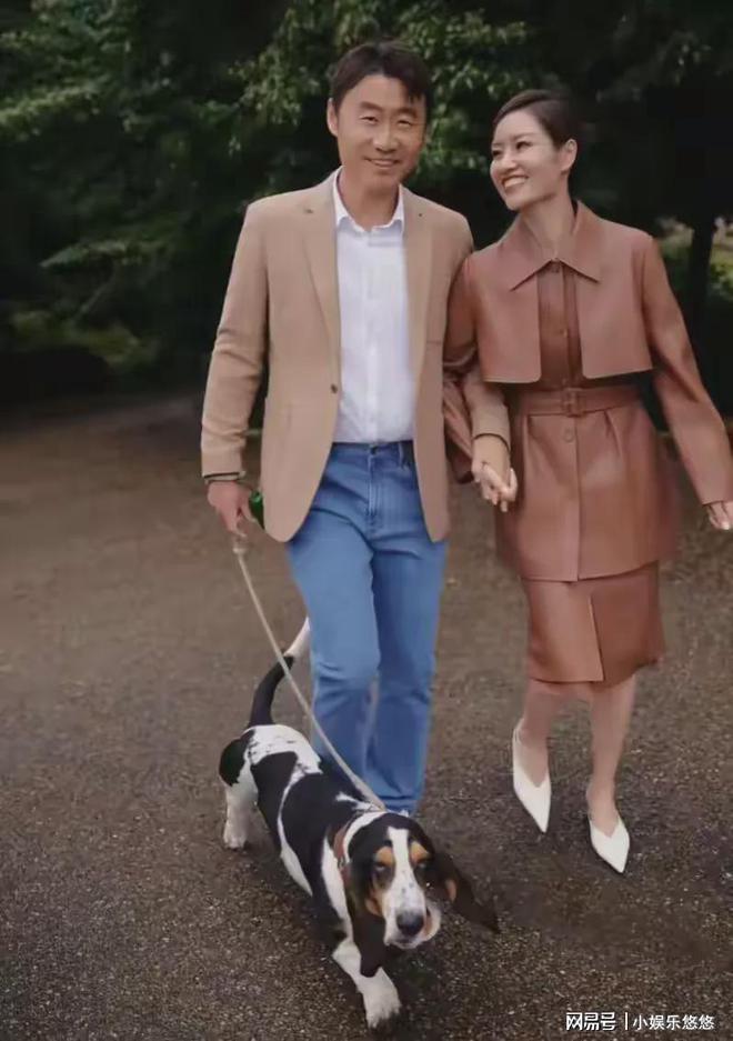 遇微卷短发气质迷人退役后越来越美千亿网站惊艳！李娜上海大师赛被偶(图1)